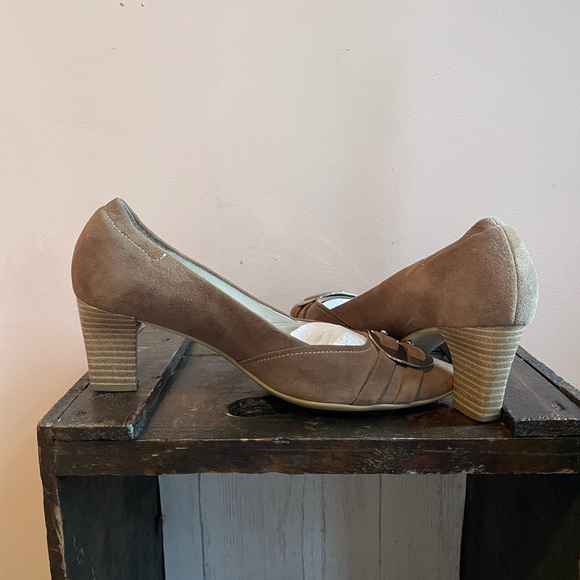 Vintage Light Brown Suede 'Hogl' Wood Stacked Heel Pumps - Picture 9 of 16